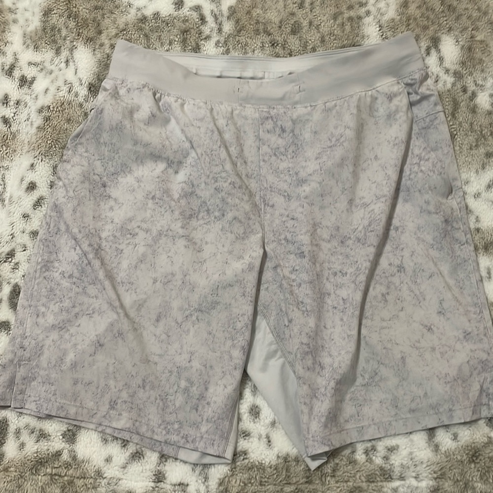Lululemon shorts new size‎ L